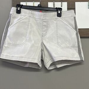 SPANX Women’s Light Gray Bleached Pull-on Pockets Elastic Waist Shorts- Large